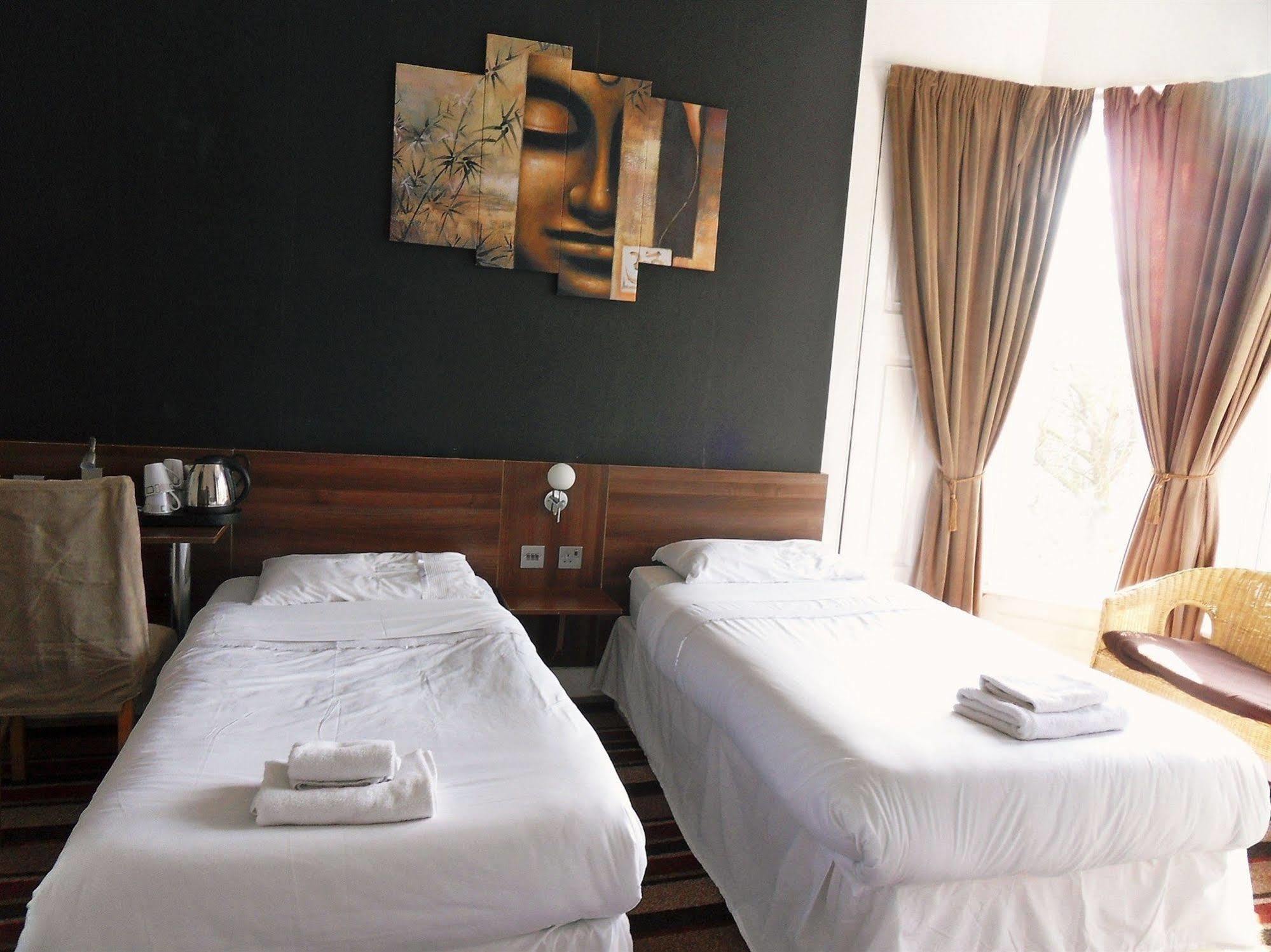 Cherry Blossom Guest House Вітбі Екстер'єр фото
