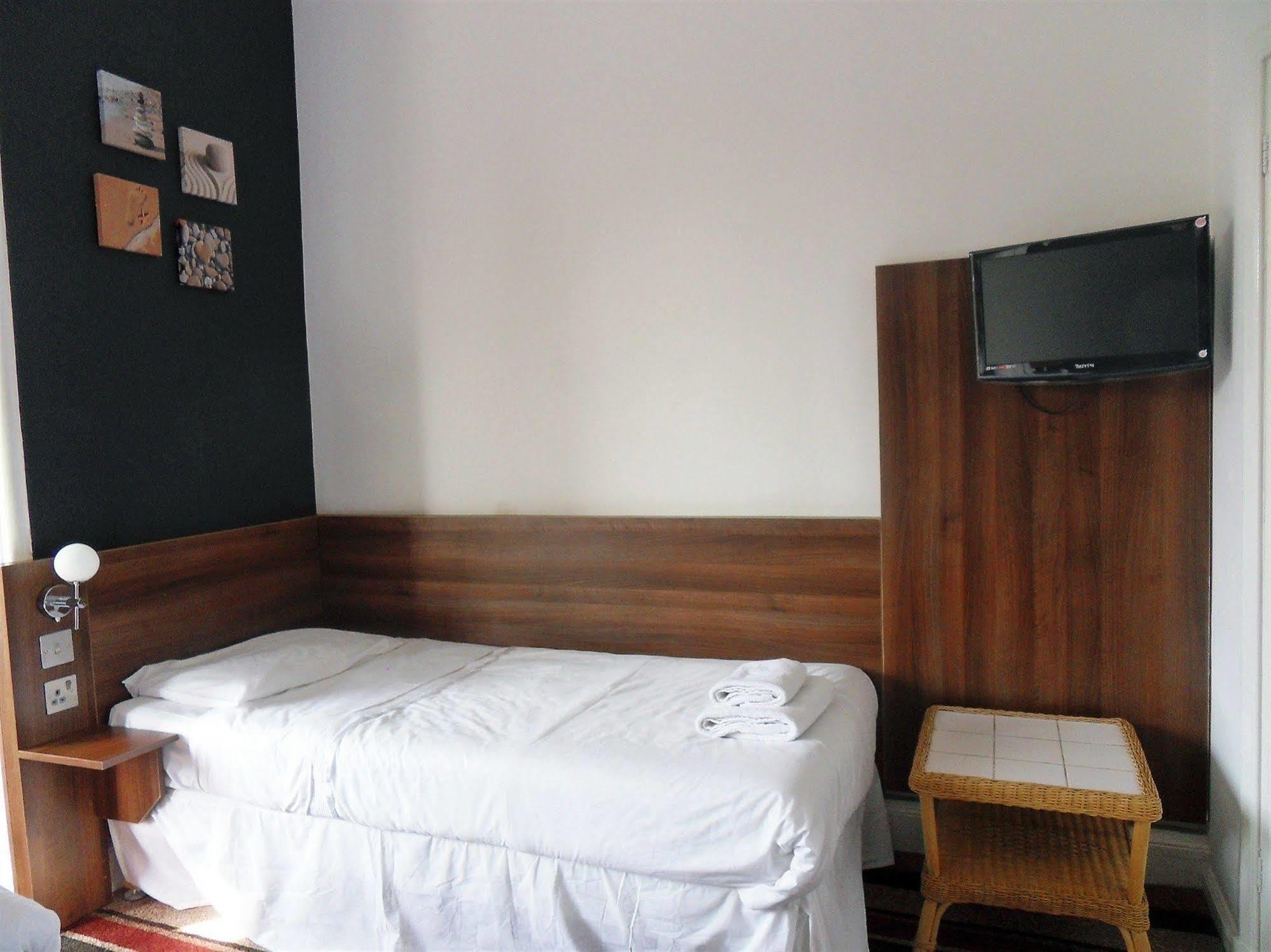 Cherry Blossom Guest House Вітбі Екстер'єр фото
