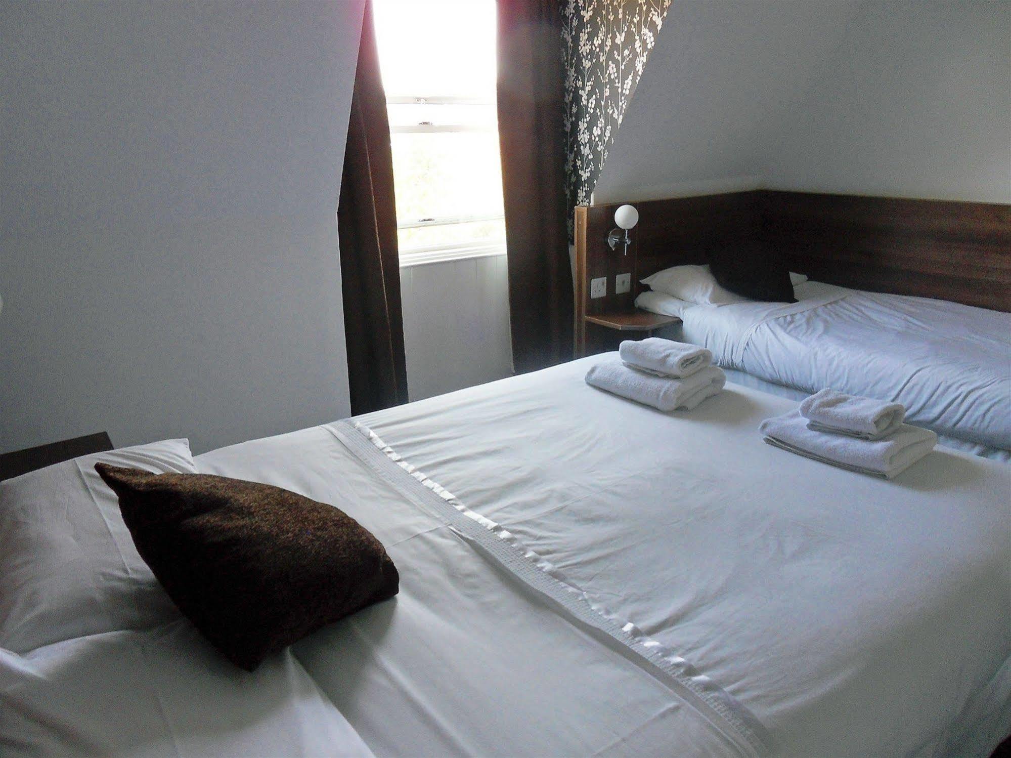 Cherry Blossom Guest House Вітбі Екстер'єр фото
