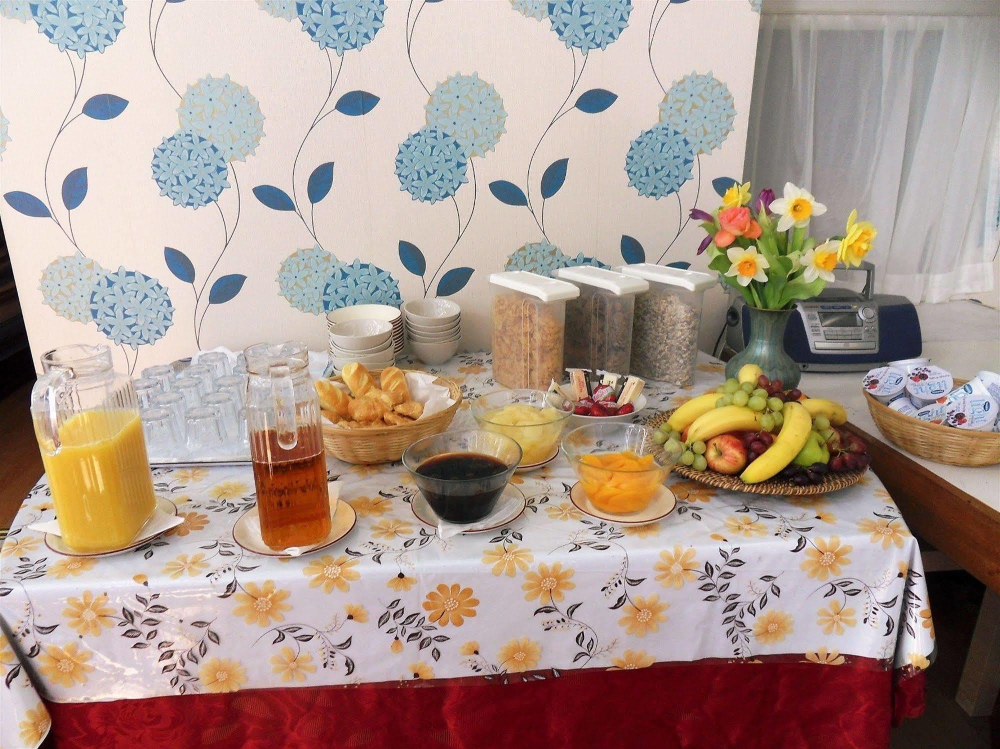 Cherry Blossom Guest House Вітбі Екстер'єр фото