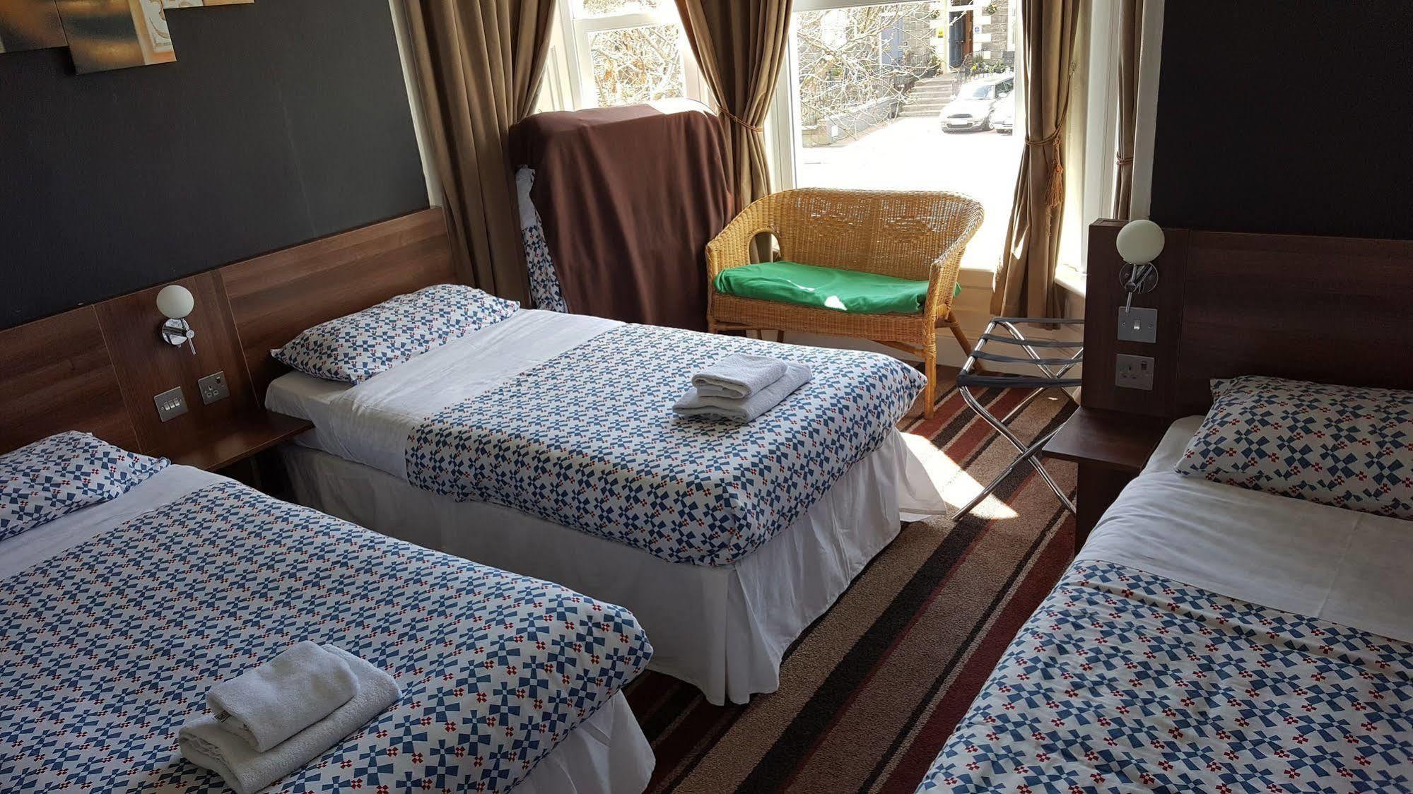 Cherry Blossom Guest House Вітбі Екстер'єр фото