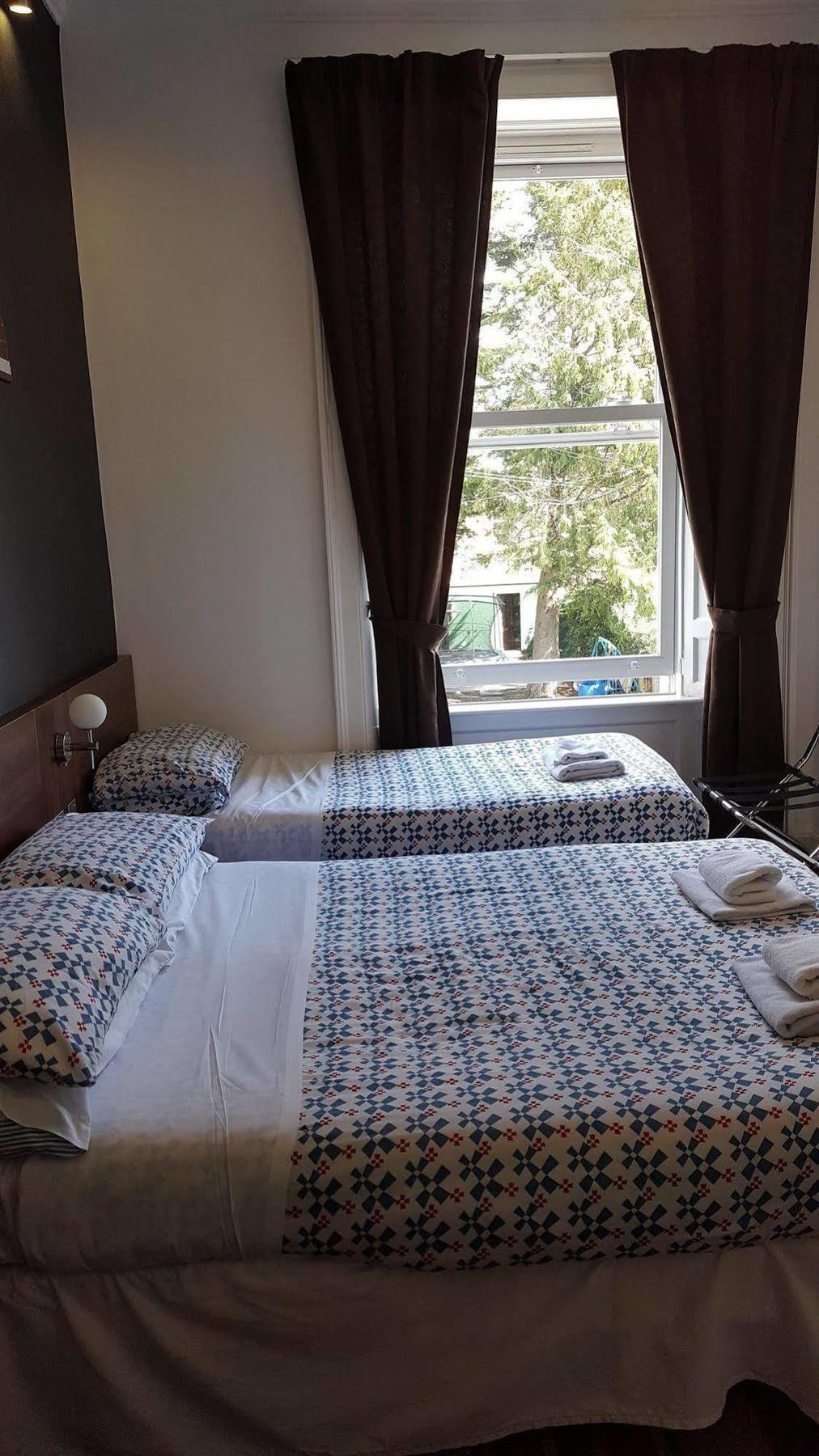 Cherry Blossom Guest House Вітбі Екстер'єр фото