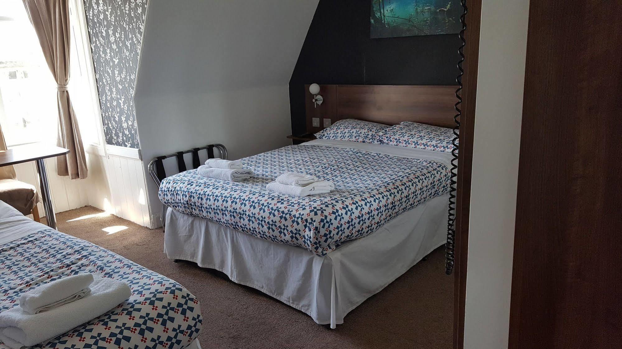 Cherry Blossom Guest House Вітбі Екстер'єр фото