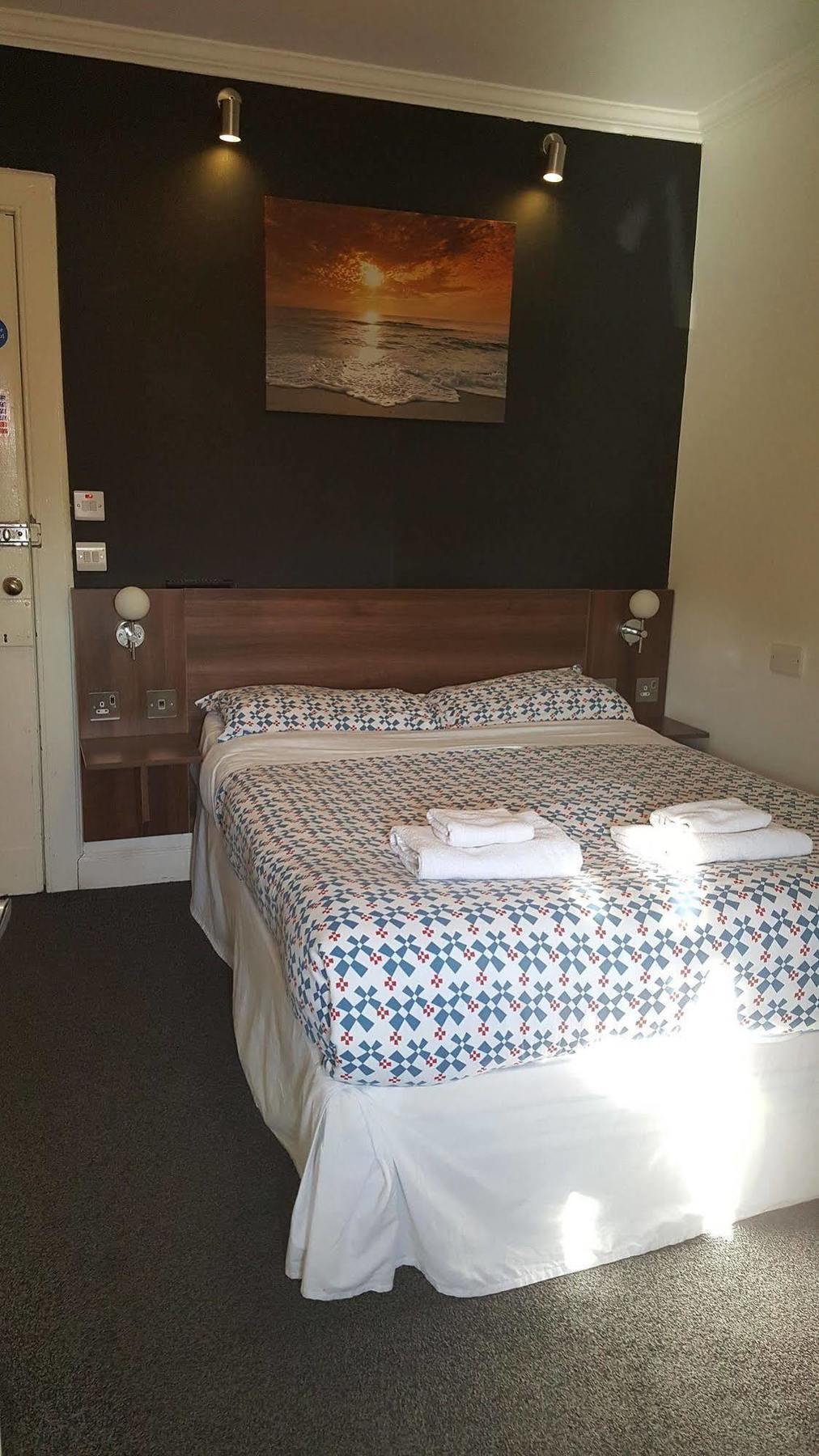 Cherry Blossom Guest House Вітбі Екстер'єр фото